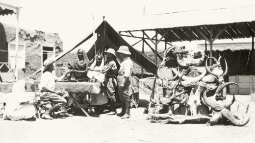 Bedřich Machulka s hrabětem Karlem Esterházym a jejich úlovky na dvoře Machulkova domu v súdánském Omdurmanu v roce 1913