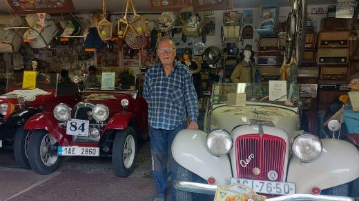 Karel Petschke u svého veteránu Aero 30, se kterým v 90. letech dojel až do Skotska