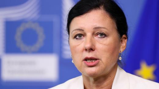Věra Jourová, eurokomisařka (Press conference on AirBnB consumer action at the EU Commission) 