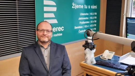 Petr Michal ve studiu Českého rozhlasu Liberec