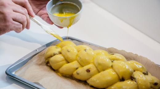 Před vložením do troubu vánočku potřete