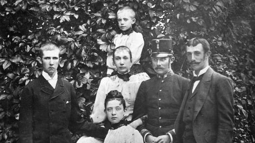 Vlastní a nevlastní děti Marie Terezy Portugalské: stojící zleva Ferdinand Karel Habsbursko-Lotrinský, František Ferdinand d'Este a Ota František Josef; sedící zdola Marie Anunciáta, Markéta Sofie Rakouská a Alžběta Amálie Habsbursko-Lotrinská