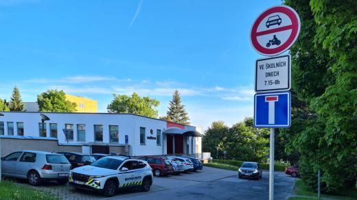 Přímo před školu ve Švermově ulici už rodiče ve Žďáře nad Sázavou svoje děti nedovezou