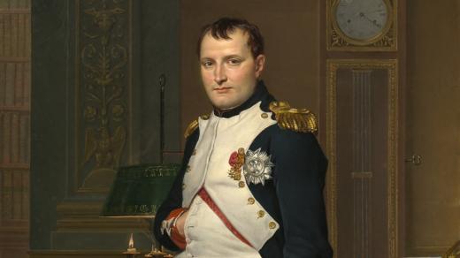 Jacques-Louis David: Císař Napoleon ve své studii na Tuileriích (1812, olej na plátně). Císař Napoleon Bonaparte je zobrazen tak, že pracoval přes noc u svého stolu