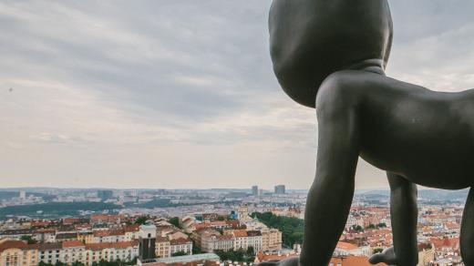 Praha pohledem mimina sochaře Davida Černého na Žižkovském televizním vysílači