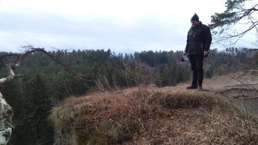 Na ostrohu a pozůstatcích zdí hradu Maškovec stojí archivář Daniel Kovář