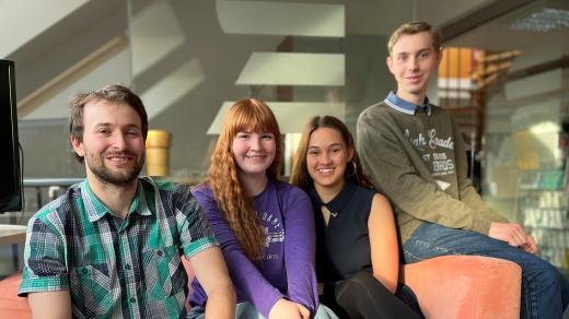 Pedagog Michal Nečesaný a jeho studenti z Gymnázia Dr. Emila Holuba Holice v Klubu Rádia Junior