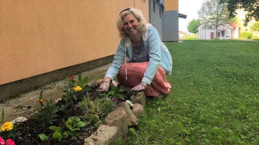 Eva Hejduková u svého záhonku na českobudějovickém sídlišti Máj