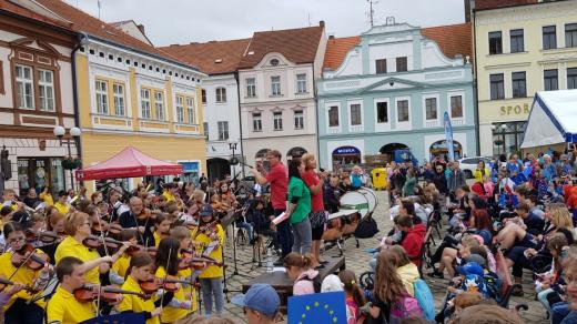 Pelhřimov, děti zpívají Ódu na radost