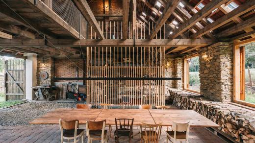 Ze staré stodoly a vyhozeného materiálu letní obývák. Rekonstrukce podle studia BYRÓ architekti