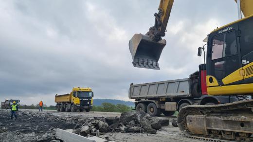 Bourání nevyhovující silnice na úseku dálnice D48