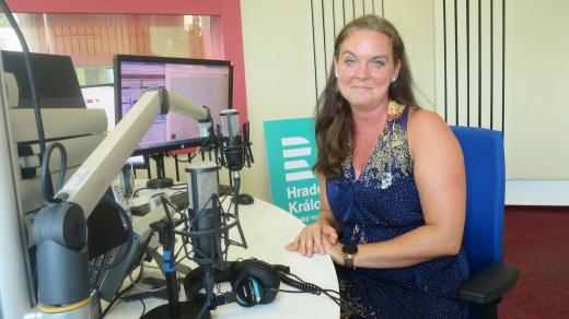 Tereza Schwab ve studiu Českého rozhlasu Hradec Králové