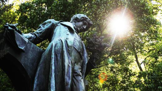 Karel Hynek Mácha, socha na Petříně