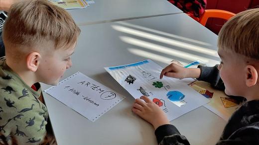 Děti v Turnově učí ukrajinské děti, které utekly před válkou, česky. Pomáhají  i ukrajinští školáci, kteří žijí v České republice už několik let