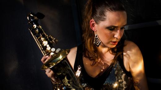 Saxofonistka Anna černá alias Annie Black