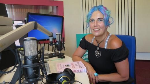Petra Dočkalová ve studiu Českého rozhlasu Hradec Králové