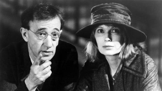 Woody Allen a Mia Farrow, z filmu Stíny a mlha (1991)