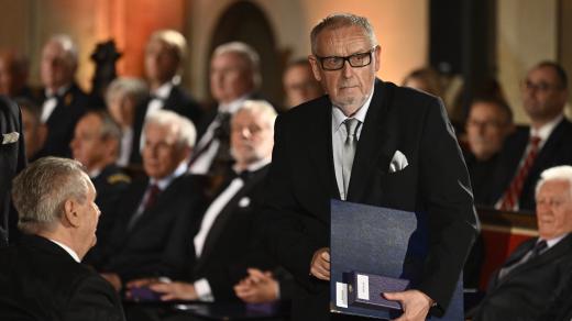 Medaili Za zásluhy 1. stupně převzal z rukou prezidenta Miloše Zemana historik Jiří Kotyk