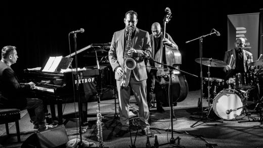 Prvotřídní jazz ze studiového sálu Českého rozhlasu České Budějovice v podobě vystoupení mezinárodně složeného  Quartetu Ondřeje Štveráčka