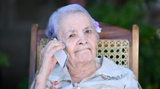 Telefonující seniorka