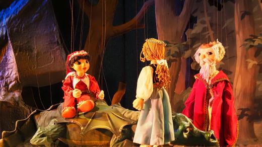 Dvě stovky loutek visí v zákulisí loutkového divadla ve Velkém Meziříčí. Děti mají nejraději kašpárka