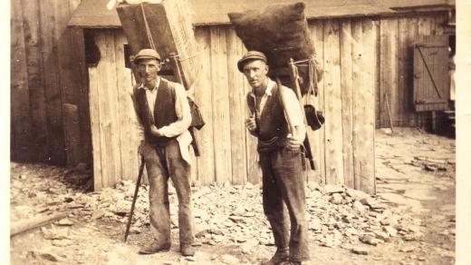 Robert Hofer (vlevo) se Štefanem Mitleinerem (vpravo) na vrcholu Sněžky v roce 1935