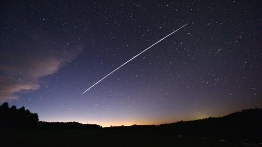 Satelit od firmy Starlink na obloze