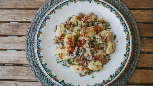 Chlupaté knedlíky s houbami a slaninou