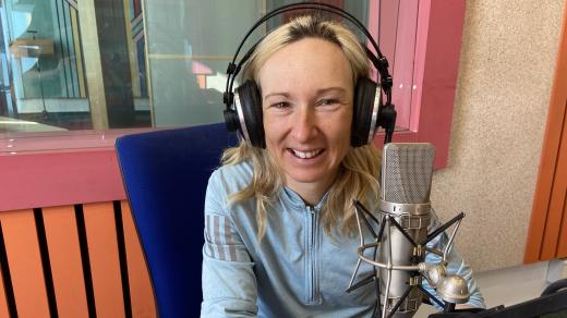 Eva Vrabcová Nývltová ve studiu Českého rozhlasu Hradec Králové