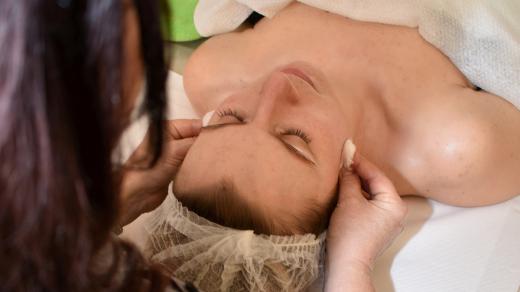 Kosmetička Šárka Štefančíková při práci