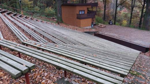 Přírodní divadlo ve stráni nad Holicemi. Hlediště pojme víc než 500 diváků