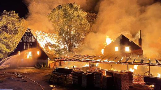 Požár pily v Rokytnici v Orlických horách způsobil podle předběžného odhadu milionové škody