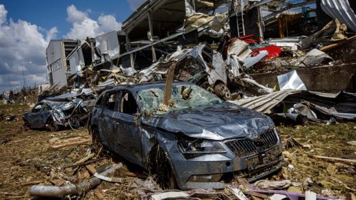 Hasiči odstraňují následky po ničivém tornádu v Mikulčicích