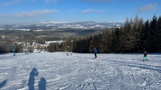 Už jste někdy lyžovali na biosjezdovce? Nenápadný kopec najdete nad obcí Martinice u Jilemnice