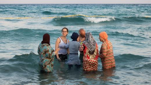 Muslimky nosí místo bikiny burkiny, kombinézy zahalující celé tělo i tvář