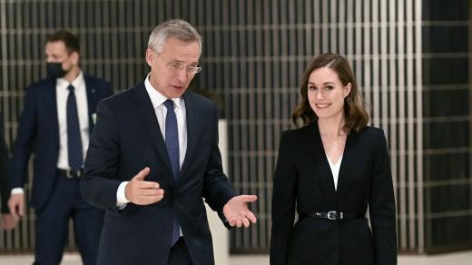 Generální tajemník NATO Jens Stoltenberg a finská premiérka Sanna Marinová