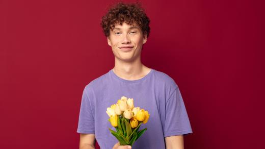 I muži mohou dostávat květiny