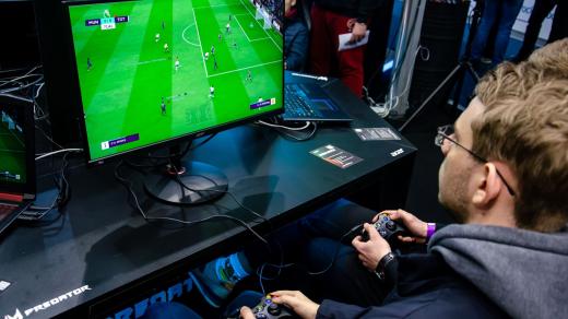 FIFA patří mezi nejrozšířenější počítačové hry. Na české scéně má svůj vlastní e-sportovní tým třeba Viktorie Plzeň nebo Sparta Praha
