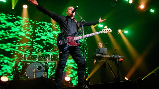 Andy McCluskey a Paul Humphreys z anglické skupiny Orchestral Manoeuvres in the Dark (OMD) na vyprodaném koncertě v klubu History v Torontu