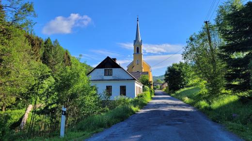 Centrum obce s kostelem sv. Bedřicha