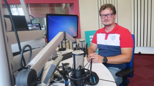 Michal Kopecký ve studiu Českého rozhlasu Hradec Králové