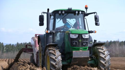 Pole, jaro 2021, Vysočina, traktor