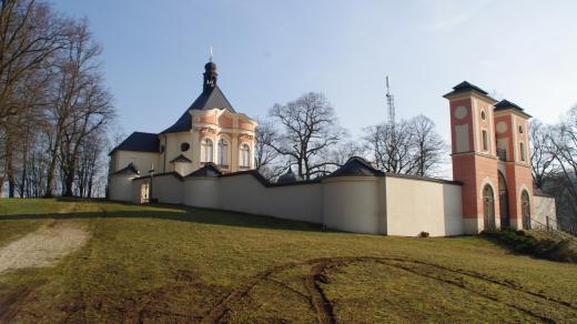 Poutní místo Kalvárie na kopci je nejslavnější památkou vesnice