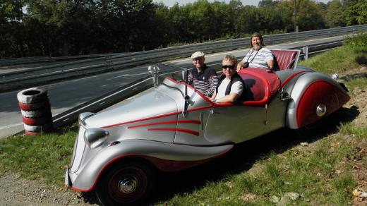 Tatra 75, r .v. 1934, Provozovatel Veteran areny Olomouc  Lubomír Pešák, redaktor  Aleš Spurný, historik Ján Kadlec u trati Ecce Homo