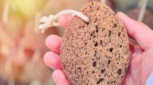 Pemza je pórovitá hornina