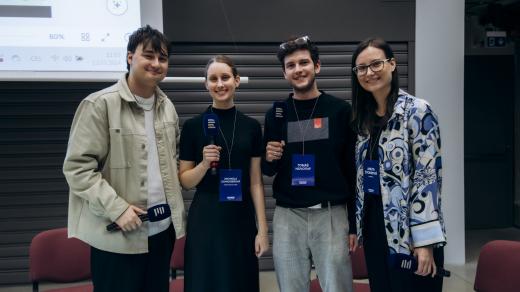 Debatovat přišli Michaela Zvancigerová z Politiky (nejen) pro mladé, youtuber Lukáš Fritscher alias Lukefry a Tomáš Novotný, který spravuje sociální sítě Univerzity Karlovy a je EU Careers Student Ambassador