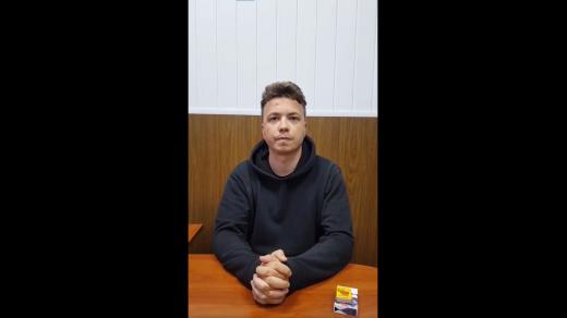 Běloruský opoziční novinář Raman Pratasevič se na videu doznává k organizování nepokojů v Minsku