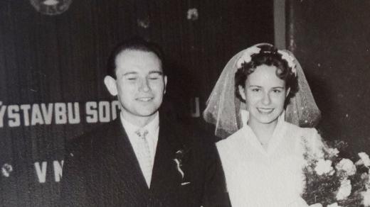 Mladá žena u rozvodového soudu