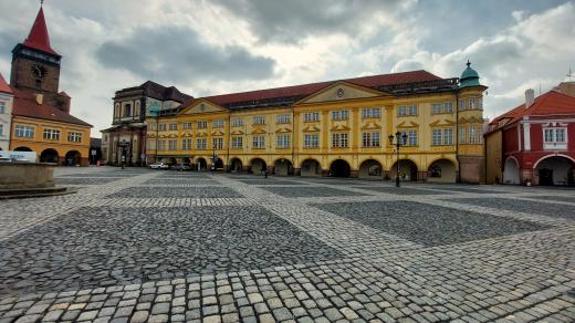Archeologové nahlížejí v Jičíně do doby, kdy na Valdštejnově náměstí místo zámku stály ještě domy