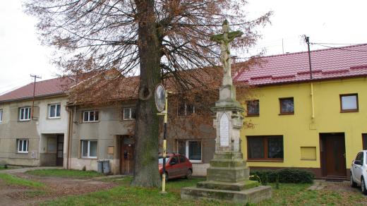 Kříž z roku 1813 v dolní části návsi